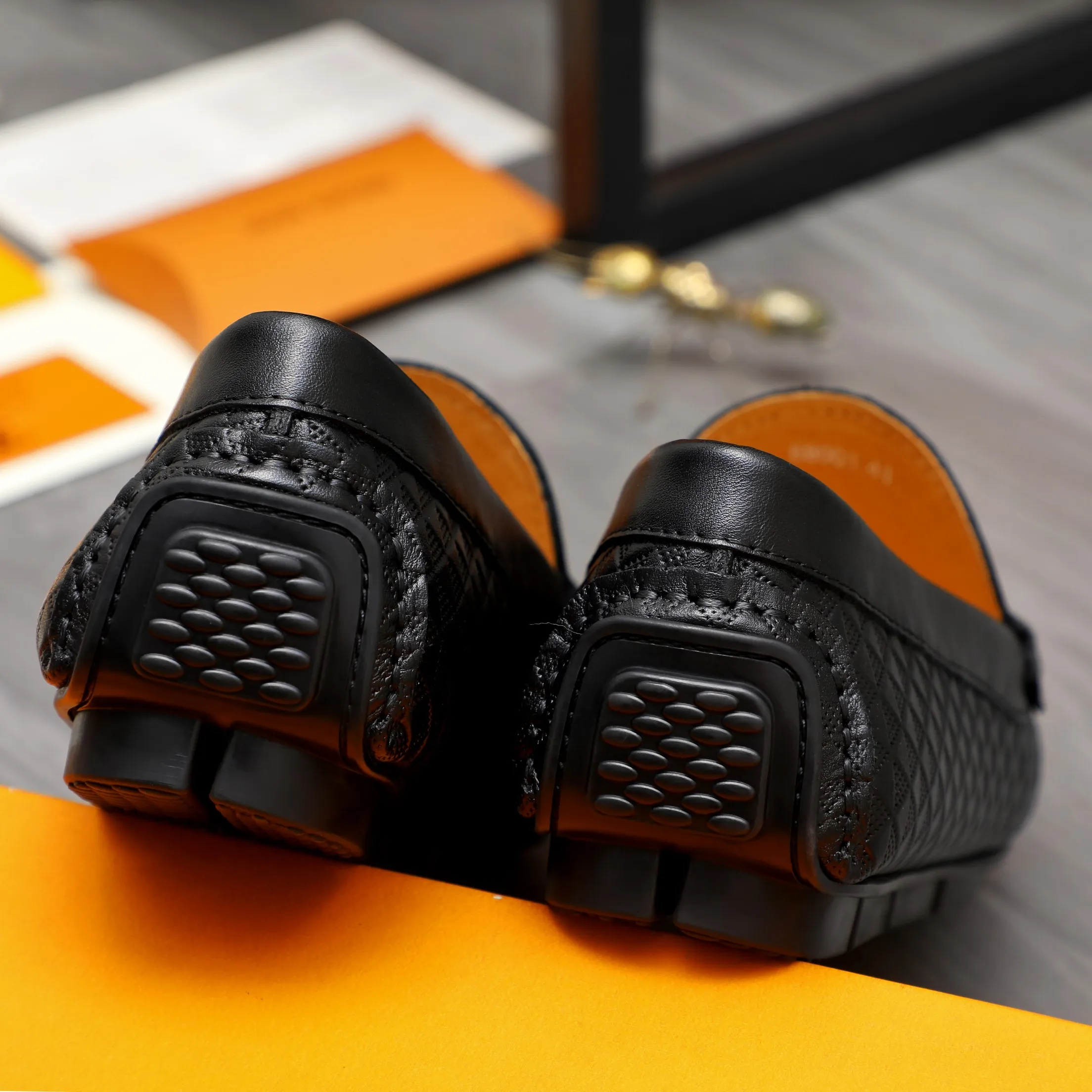 Men's shoes 💰360 Product trademark: LV "Louis Vuitton" casual slip-on men's shoes Regular size: 38-45 Product material: Selected embossed cowhide upper, pigskin lining, rubber outsole